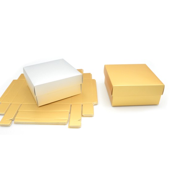 ΧΑΡΤΙΝΟ ΚΟΥΤΙ ΜΕ ΚΑΠΑΚΙ ΧΡΥΣΟ/ΑΣΗΜΙ 13cm x 13cm x 6cm 0402259 ΧΑΡΤΙΝΟ ΚΟΥΤΙ ΜΕ ΚΑΠΑΚΙ ΧΡΥΣΟ/ΑΣΗΜΙ 13cm x 13cm x 6cm 0402259